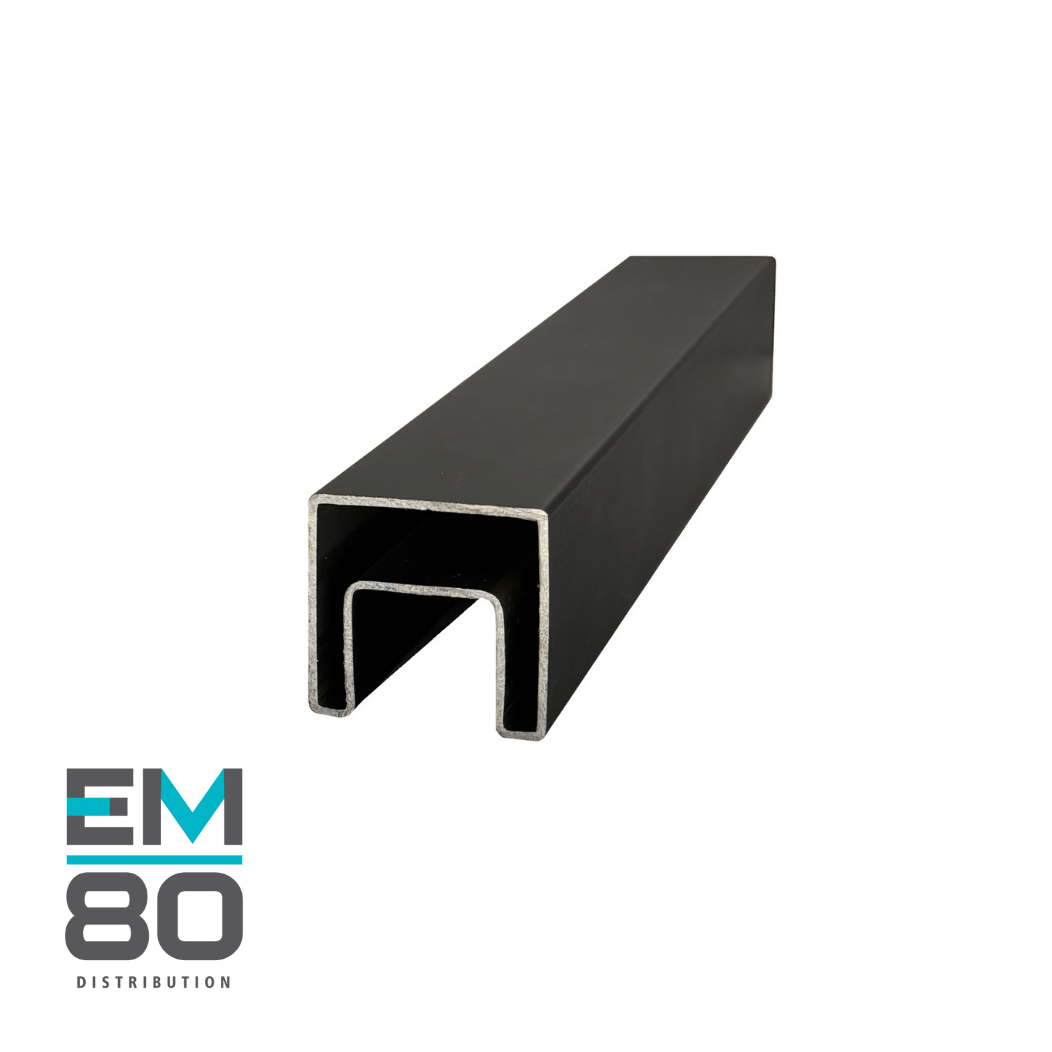 Main courante 40x40mm de couleur noir mat s'installant sur le dessus d'un verre 12mm