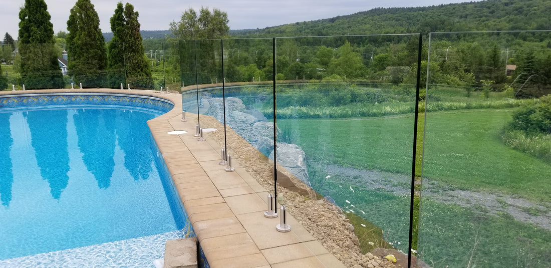 Cloture de verre entourant une grand piscine et assurant la sécurité