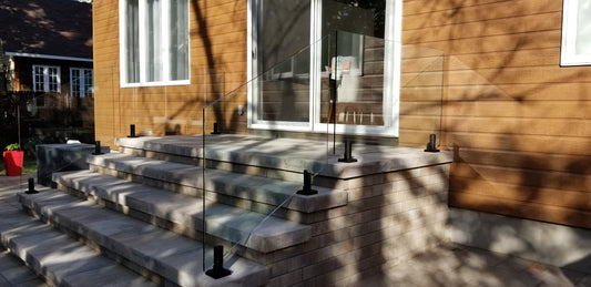 Rampe de balcon en verre sur mesure pour escalier en béton