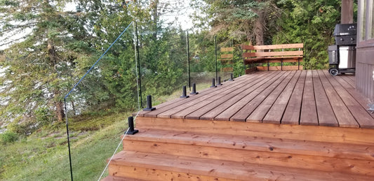 Rampe en verre sur balcon de bois donnant vue sur la nature avec sa transparence