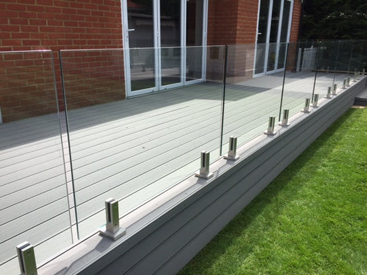 Balustrade en verre sur spigot inox brossé installé sur plancher de bois