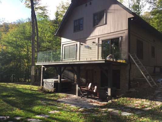 Rampe en verre sur balcon de chalet 