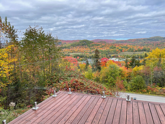 Rampe de verre pour balcon de bois avec vue unique sur les couleurs d'automne 