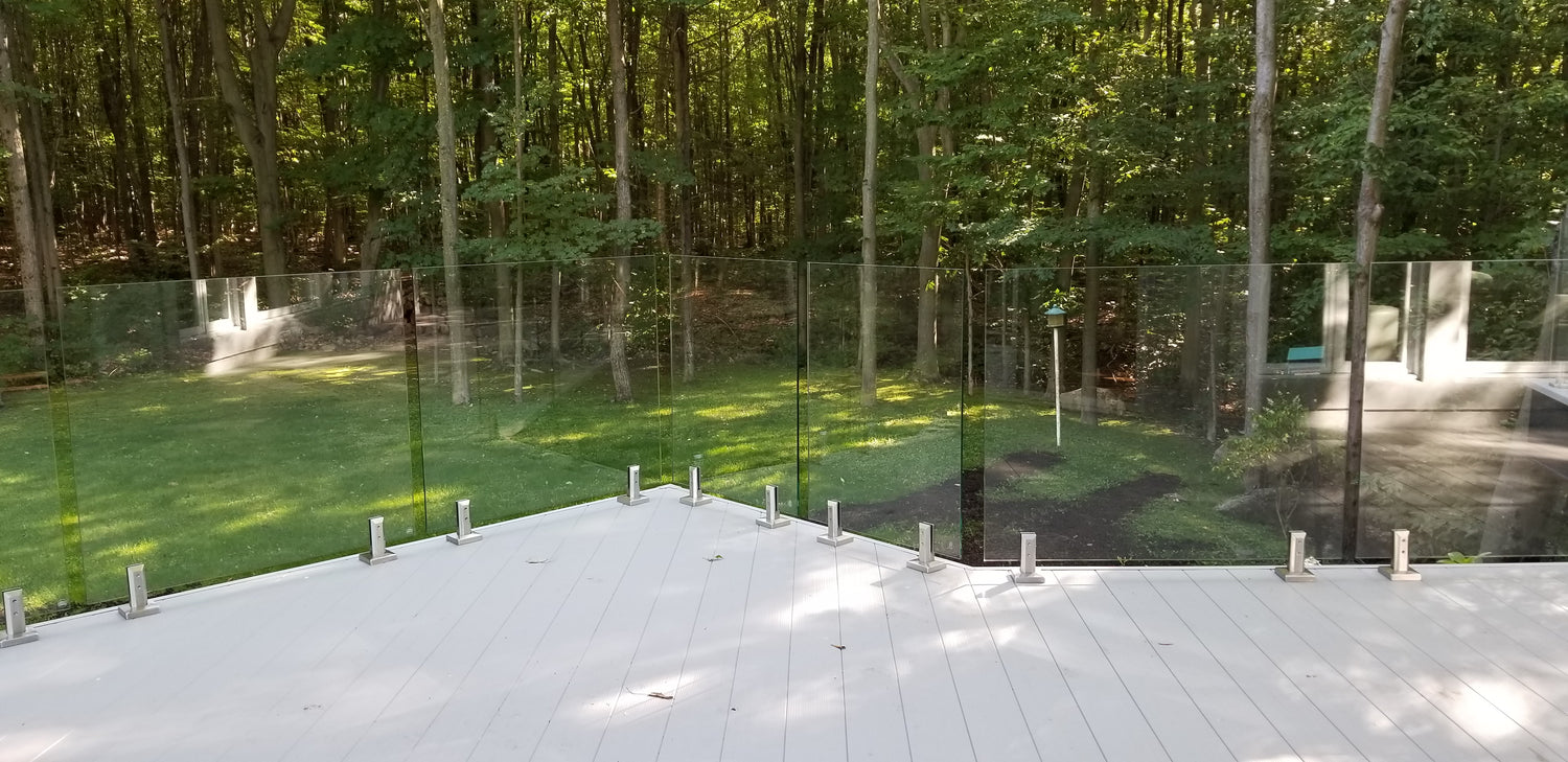 Rampe de verre sur balcon avec vue sur forêt