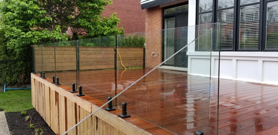 Rampe de verre sur balcon de bois