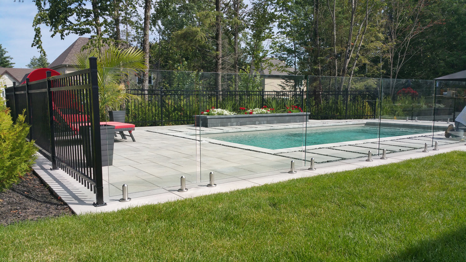 Clôture de piscine en verre trempé 12mm installé sur pavé uni