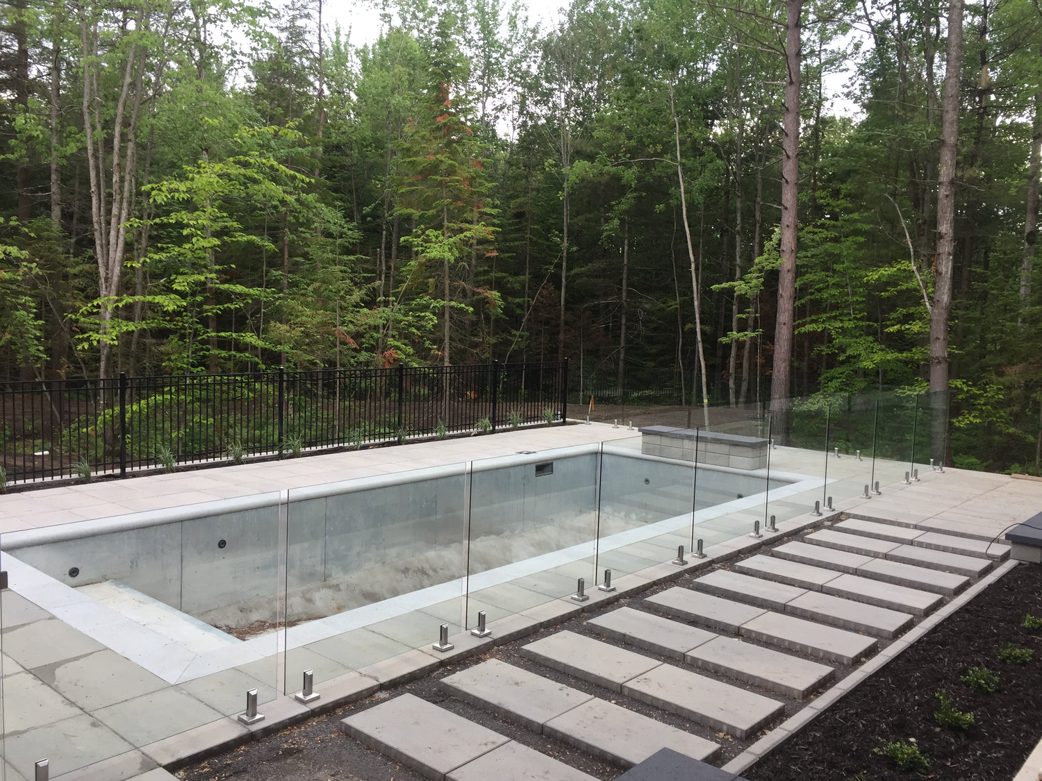 Clôture de piscine en verre trempé clair 12mm sur pavé uni avec spigot inox carré 