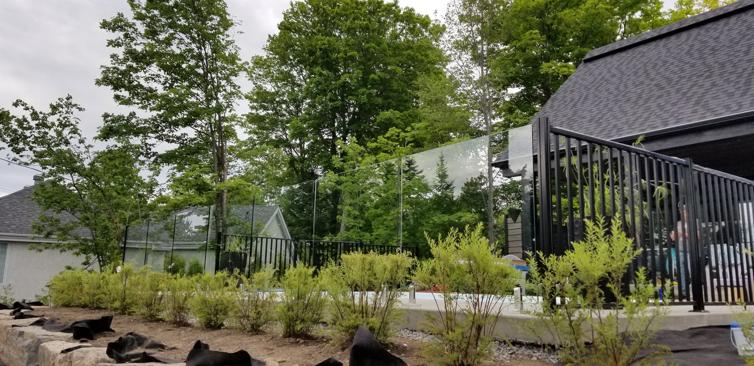 Clôture de piscine en verre trempé 12mm avec vue sur la forêt