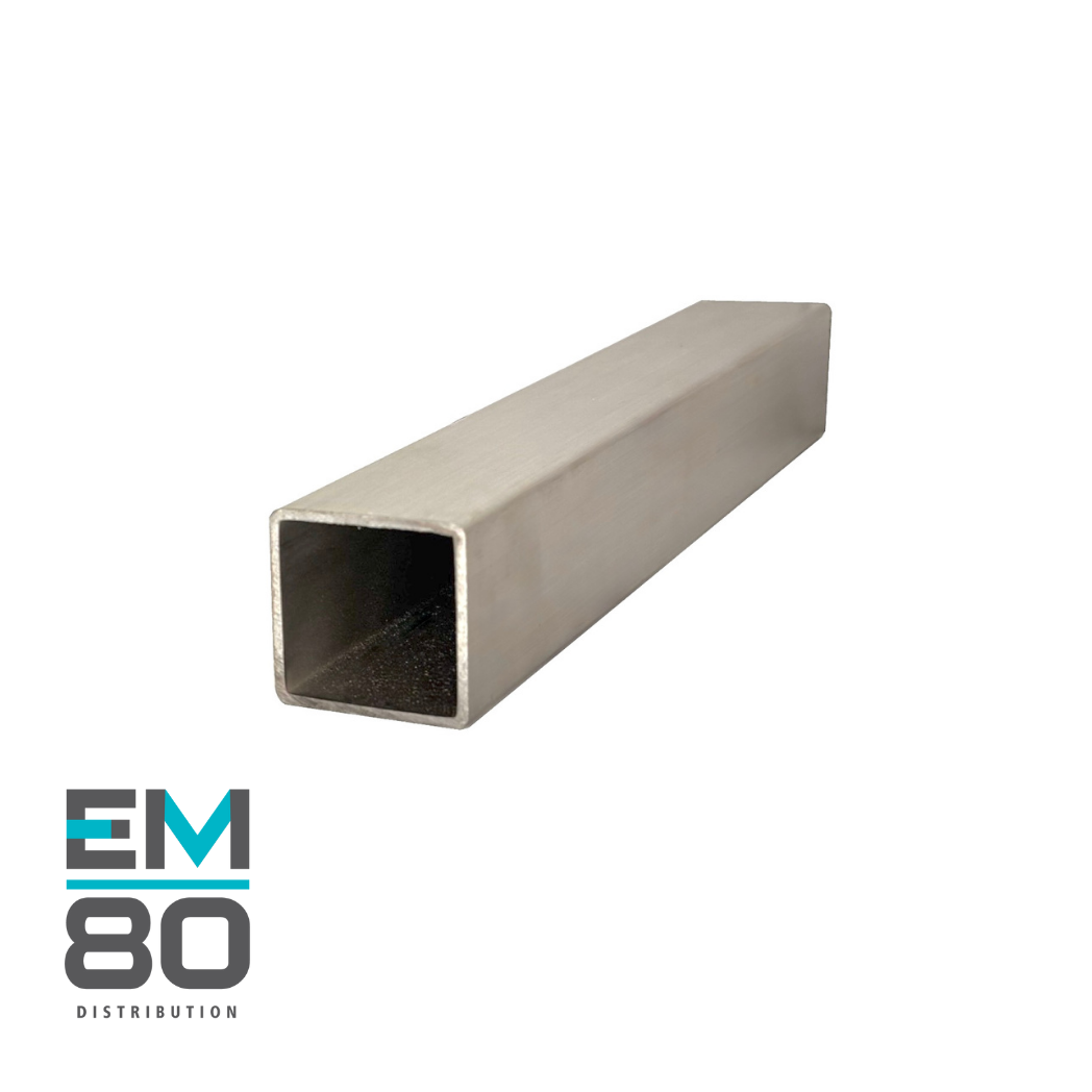 Main courante carré tubulaire 40x40mm de couleur inox brossé s'installant au mur ou hors verre