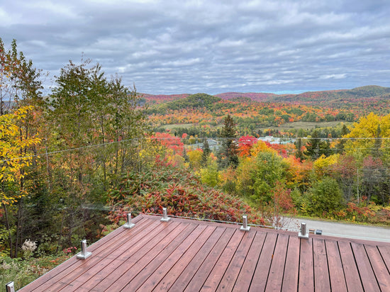 Rampe de verre 42 pouces de hauteur sur balcon de bois à Ste-Anne-des-Lacs en automne avec vue sur les montagnes